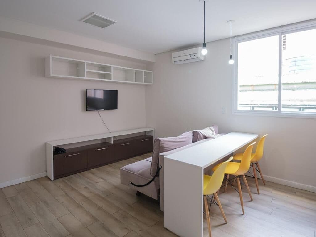 Geladeira, micro-ondas, cooktop, talheres/pratos/utensílios de cozinha