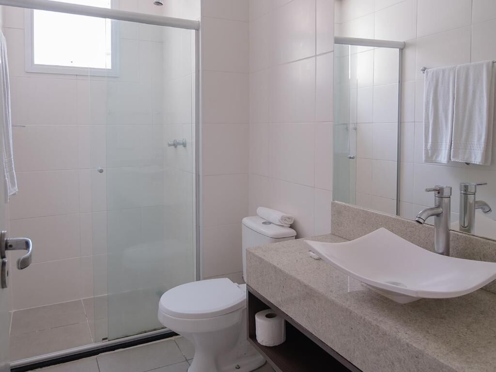 Dusj, toalettartikler (inkludert), hårføner og håndklær