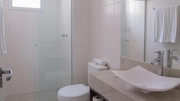 Dusj, toalettartikler (inkludert), hårføner og håndklær