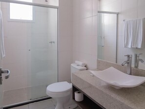 淋浴设施、免费洗浴用品、吹风机、毛巾