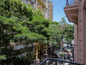 Escritorio, cortinas blackout y sistema de insonorización 