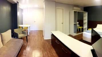 Escrivaninha, cortinas blackout, quartos à prova de som