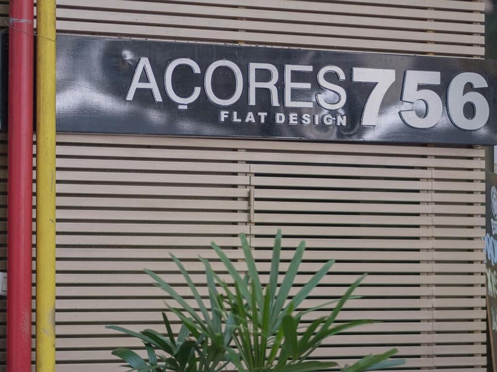 Een bord met het nummer 756 en de tekst 'AÇORES FLAT DESIGN' op een gevel.