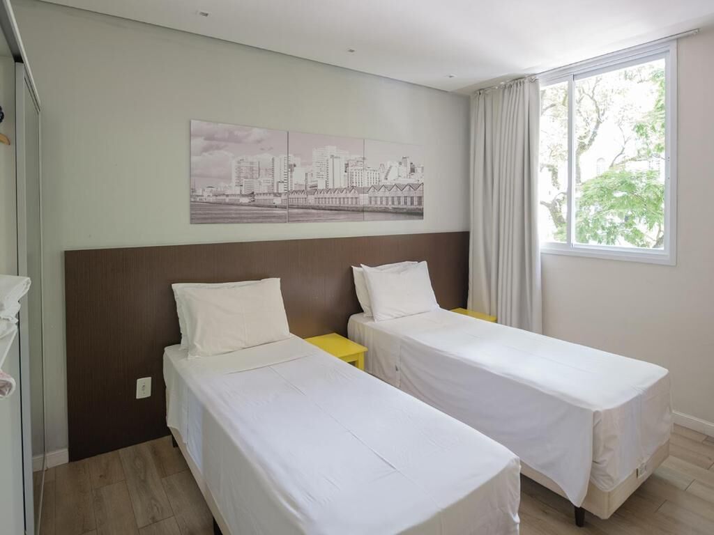 Tomannsrom – deluxe | Skrivebord, blendingsgardiner, lydisolert og strykejern/-brett