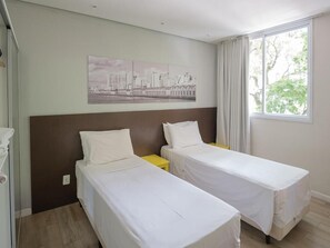 华丽双床房 | 办公桌、遮光窗帘、隔音、熨斗/熨板