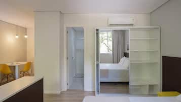 Luxe tweepersoonskamer | Een bureau, verduisterende gordijnen, geluiddichte muren