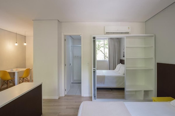 Luksus-dobbeltrom | Skrivebord, blendingsgardiner, lydisolert og strykejern/-brett