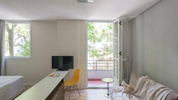 Luxe tweepersoonskamer | Een bureau, verduisterende gordijnen, geluiddichte muren