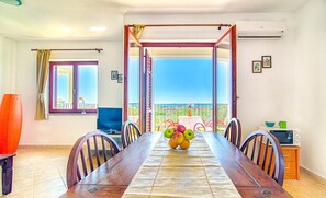 Căn hộ (A1 First Floor) | Khu vực ăn uống tại phòng