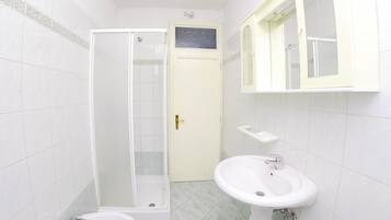 Căn hộ, tầng trệt (A2) | Phòng tắm | Đồ dùng nhà tắm miễn phí, khăn tắm