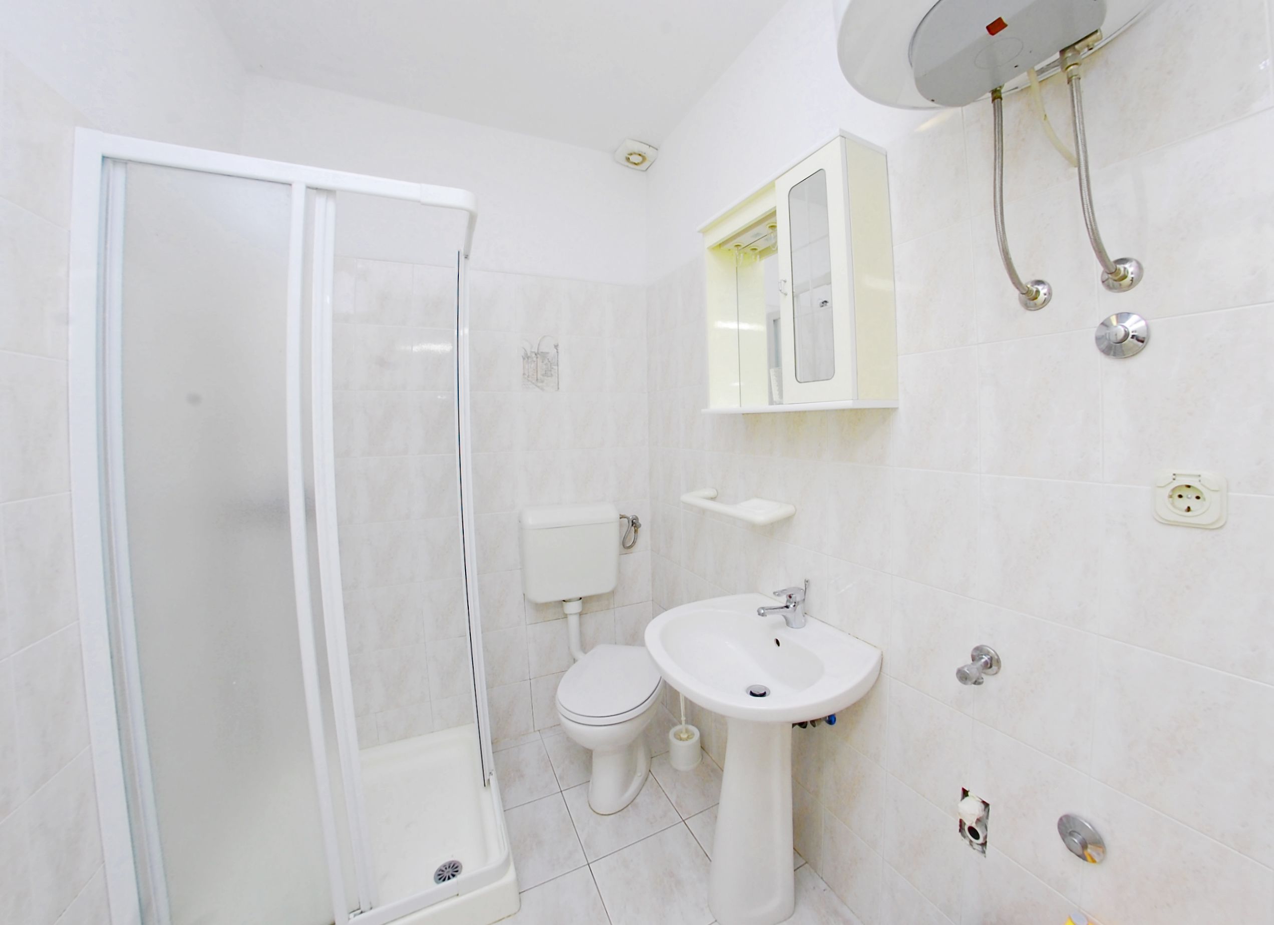 Apartment (A4) | Bathroom | Free toiletries, towels
