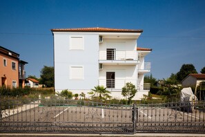 Property entrance - Vodopija Apartments (Porec)
