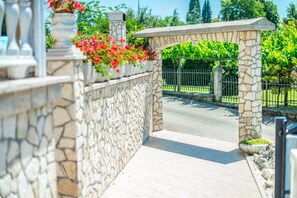 Property grounds - Vacation Pool Apartments (Sveta Nedelja)