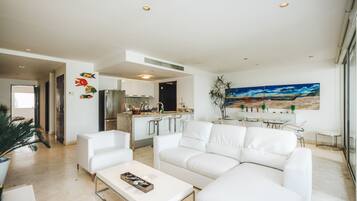 Condo exclusivo, 2 habitaciones, acceso a la alberca, junto a la playa | Área de sala de estar | Televisión de pantalla plana
