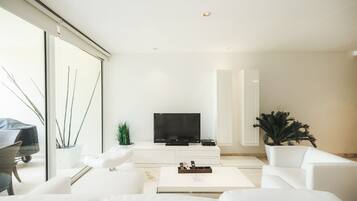 Condo exclusivo, 2 habitaciones, acceso a la alberca, junto a la playa | Área de sala de estar | Televisión de pantalla plana