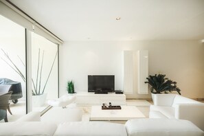 独特公寓式客房, 2 间卧室, 使用泳池, 海滨 | 起居区 | 平板电视