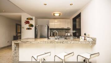 Condo exclusivo, 2 habitaciones, acceso a la alberca, junto a la playa | Cocina privada | Refrigerador, microondas, horno y parrilla de estufa