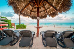 Exclusive-Apartment, 2 Schlafzimmer, Poolzugang, am Strand | Wohnbereich