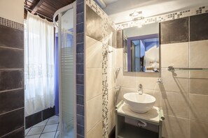 Deluxe Studio | Bathroom | Shower, free toiletries, hair dryer, towels - Alterra Vita (Sithonia)