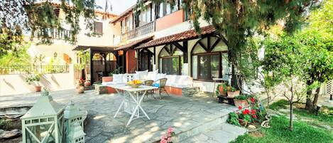 Vista frontal de la propiedad