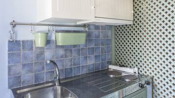 Studio Deluks | Dapur pribadi | Lemari es, mesin pembuat kopi/teh, dan ketel listrik