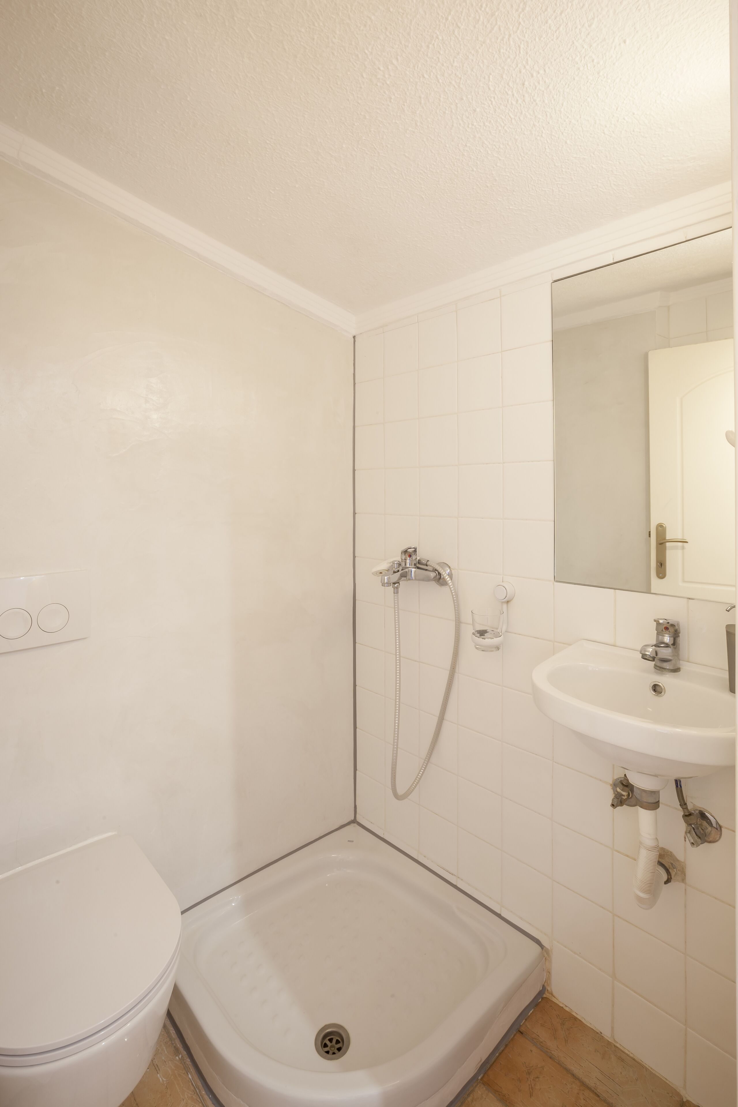 Un bagno con doccia, wc e lavandino.