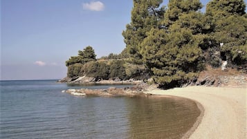 Beach nearby, snorkeling, 6 beach bars, sailing