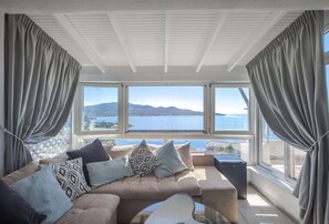 复式, 海景 | 客厅 | 27-英寸纯平电视 （配备有线频道）、电视