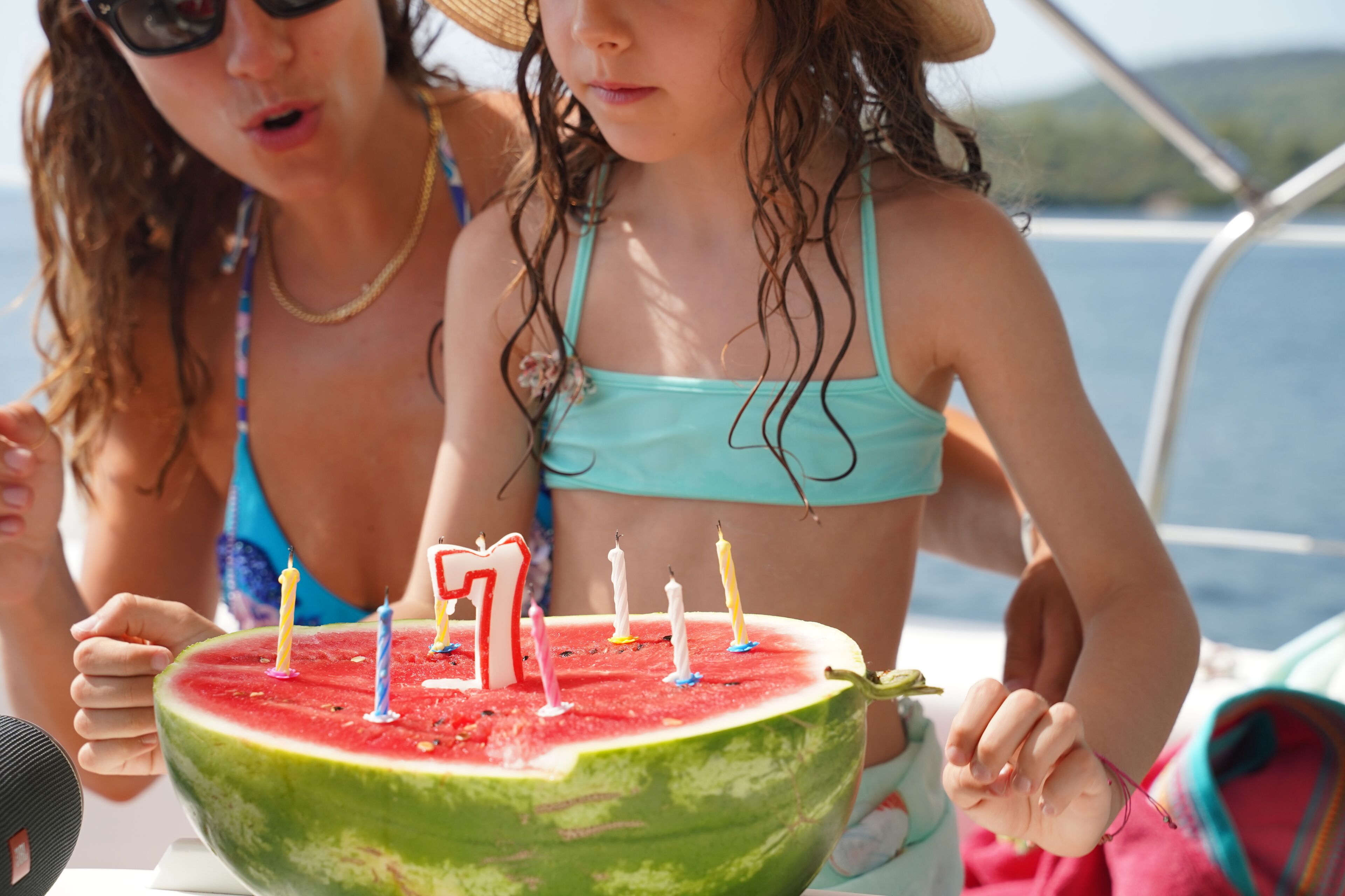 Una persona sosteniendo una sandía con velas.