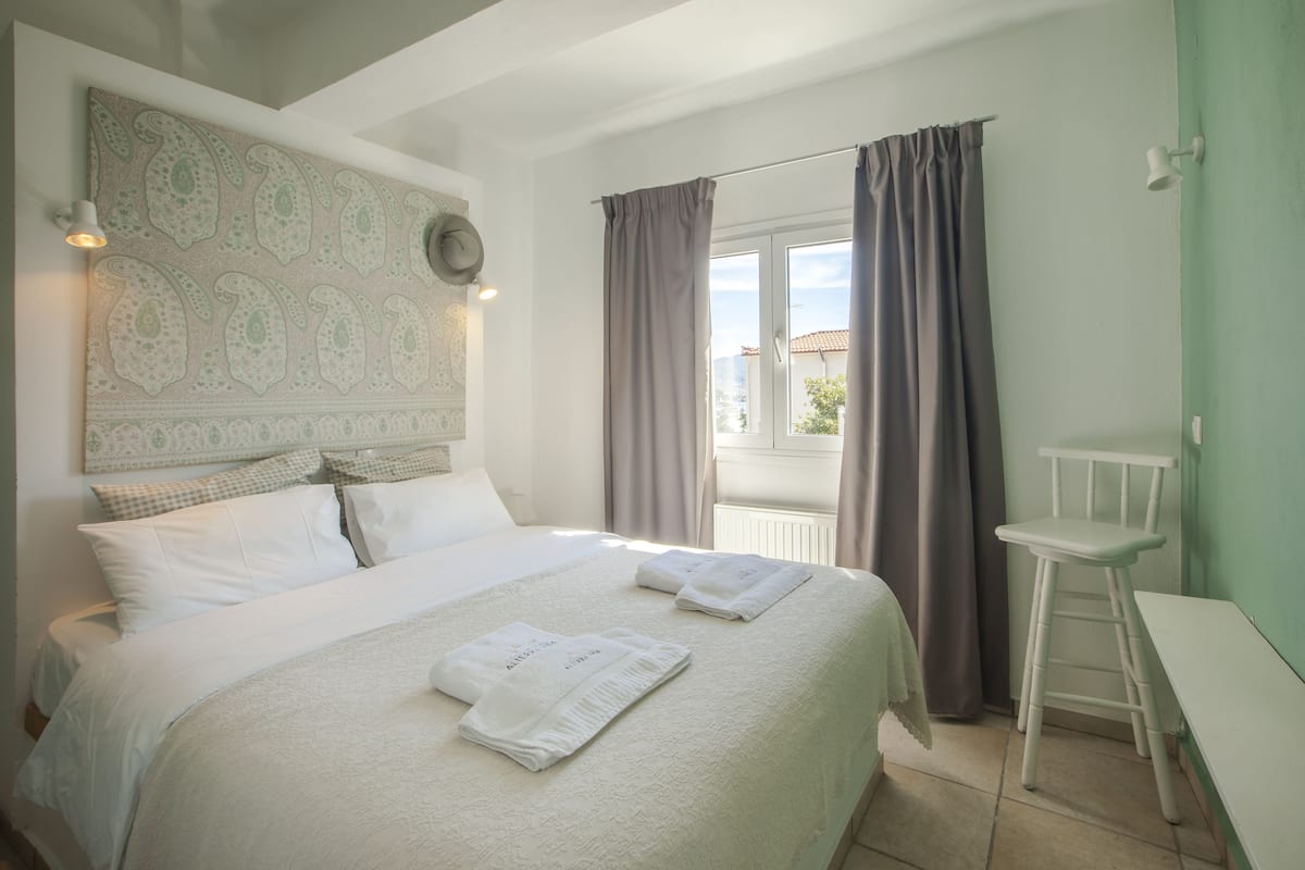 Apartamento, terraza | Decoración individual, cortinas opacas, sistema de insonorización