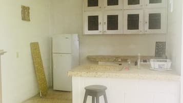 Apartamento de diseño, 2 habitaciones | Cocina básica privada | Frigorífico, microondas, horno y placa de cocina