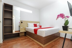 Double Room | Free WiFi, bed sheets - RedDoorz Plus Near Jogja Kembali Monument (Pogung Lor)