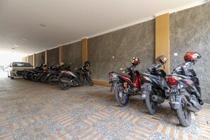 Free self-parking - RedDoorz Plus Near Jogja Kembali Monument (Pogung Lor)