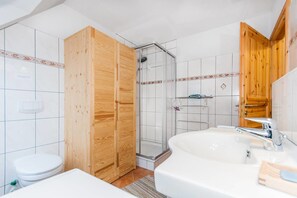 Departamento clásico, 1 habitación, vista parcial al lago (Heuboden) | Baño | Regadera, secadora de cabello, toallas, shampoo 