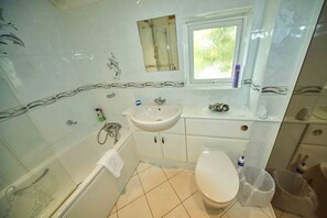 Bathroom - Forrester House (Canterbury)
