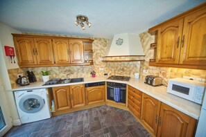 House, 4 Bedrooms, Kitchen, Garden View | Private kitchen - Forrester House (Canterbury)