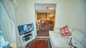 House, 4 Bedrooms, Kitchen, Garden View | Living area | TV