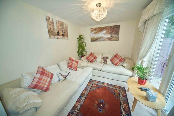 Ferienhaus, 4 Schlafzimmer, Küche, Gartenblick | Wohnbereich | Fernseher
