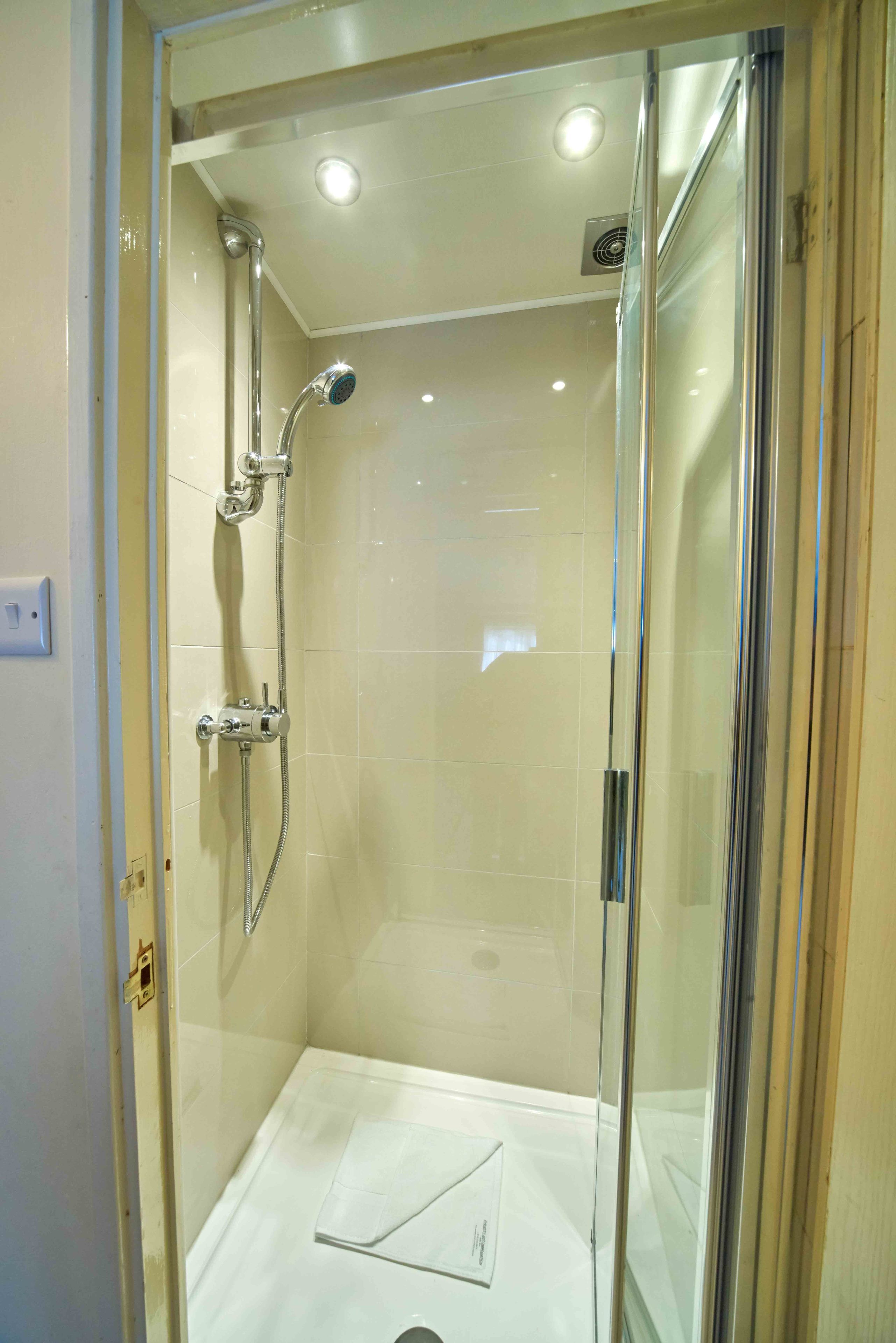 House, 4 Bedrooms, Kitchen, Garden View | Bathroom shower