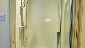 House, 4 Bedrooms, Kitchen, Garden View | Bathroom shower