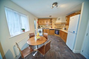 Talo, 4 makuuhuonetta, keittiö, näköala puutarhaan | Yksityinen keittiö | Jääkaappi, mikroaaltouuni, vedenkeitin, leivänpaahdin