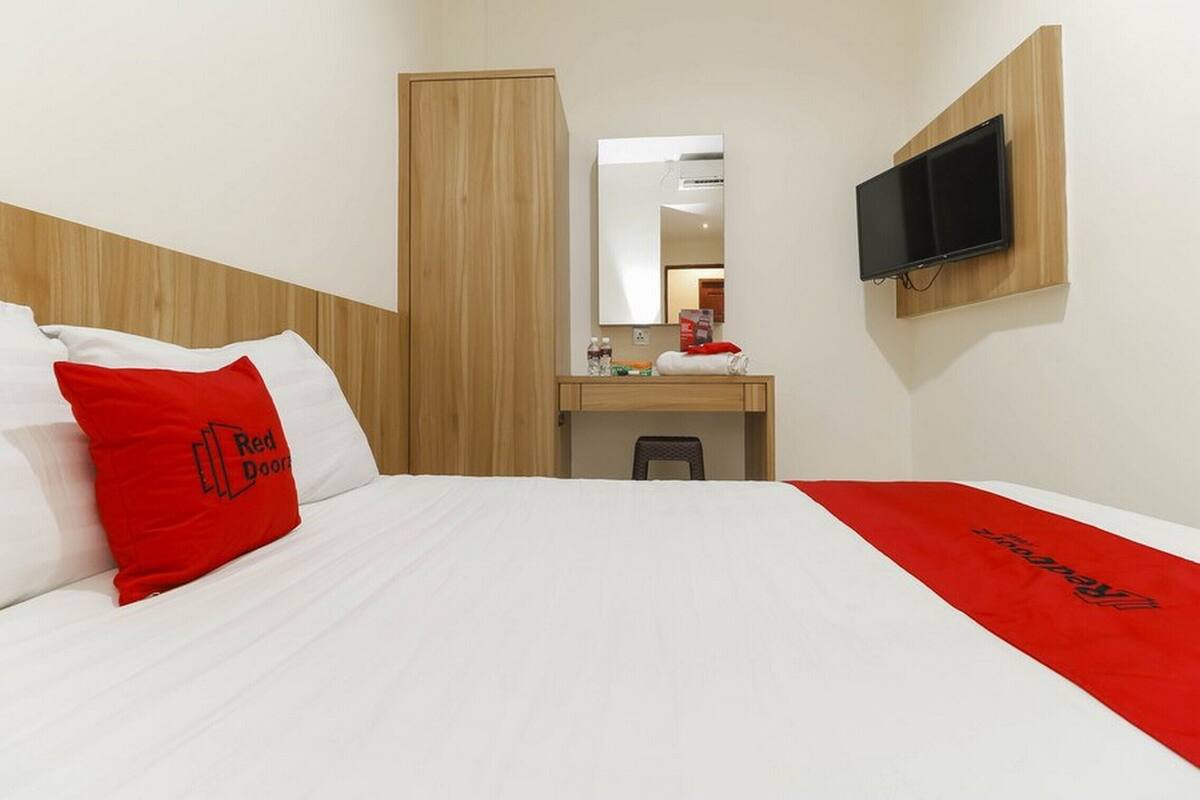 Desk, WiFi (free), bed sheets