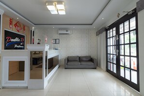 Flat-screen TV - RedDoorz @ Nagoya Indah (Batam)