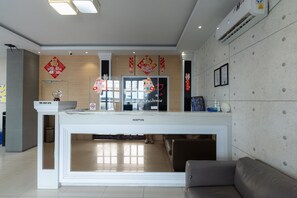 Flat-screen TV - RedDoorz @ Nagoya Indah (Batam)