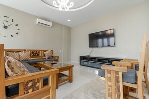 Flat-screen TV - RedDoorz @ Nagoya Indah (Batam)