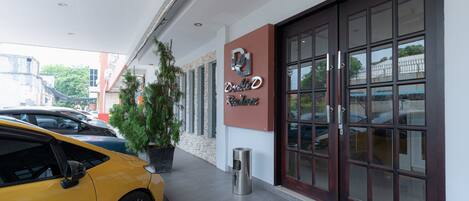 Vista frontal de la propiedad