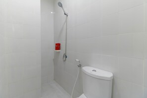 Shower, free toiletries, towels