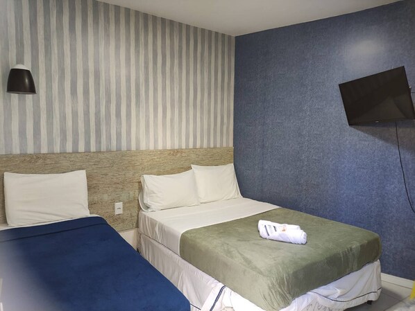 Flat com cozinha americana | Cortinas blackout, ferros/tábuas de passar roupa, Wi-Fi de cortesia