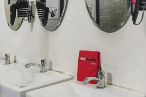 Shower, free toiletries, towels - RedDoorz Hostel @ Little India (Singapore)