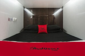 Double Capsule | Free WiFi, bed sheets - RedDoorz Hostel @ Little India (Singapore)
